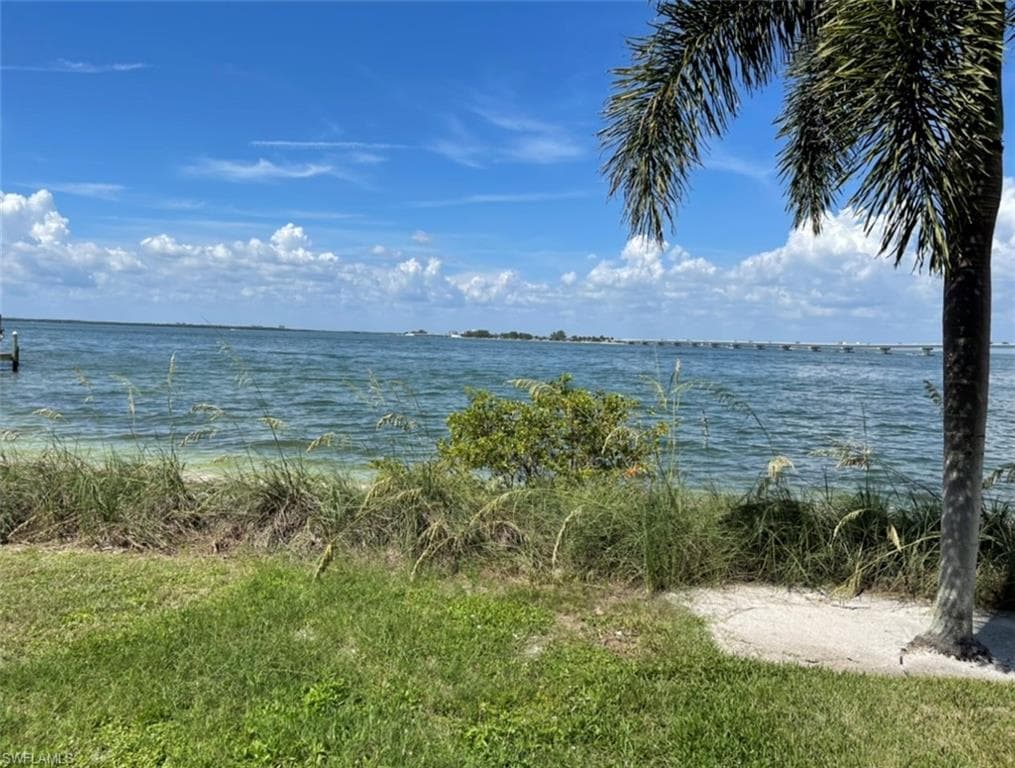 1028 Bayview DR, SANIBEL FL 33957-1