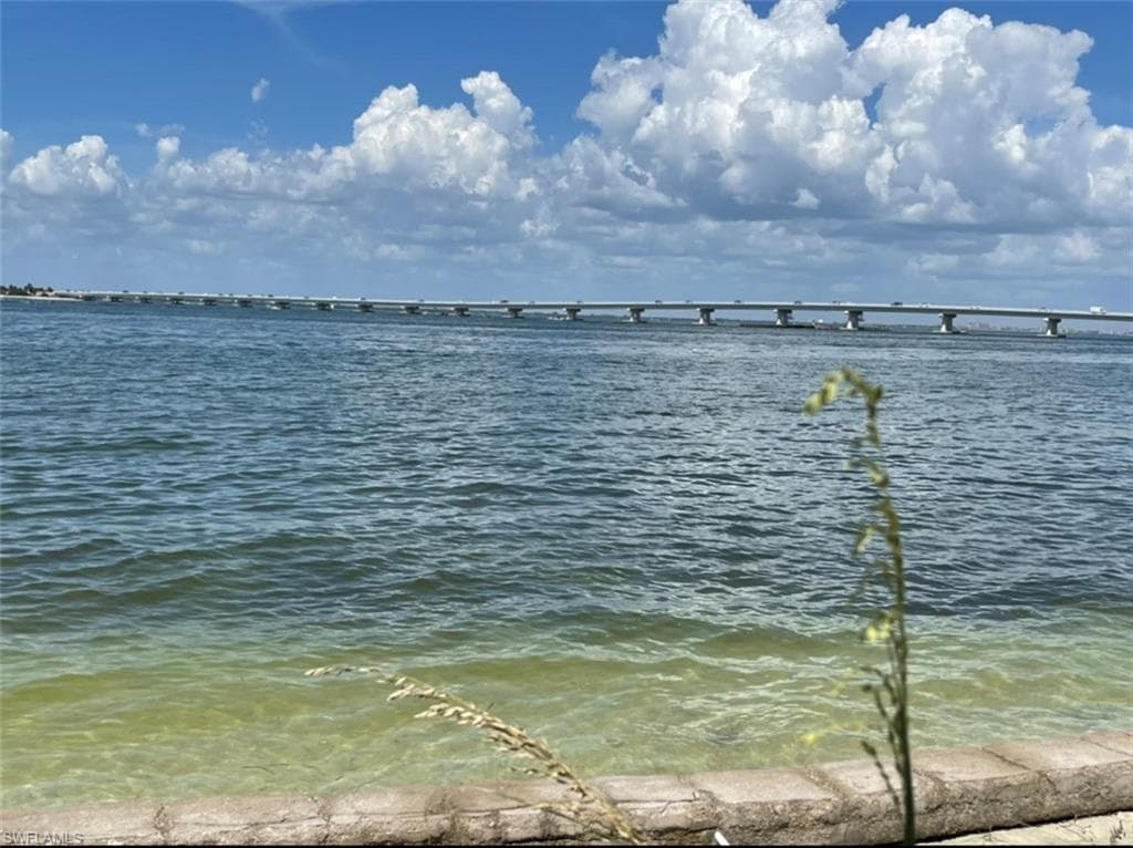 1028 Bayview DR, SANIBEL FL 33957-5
