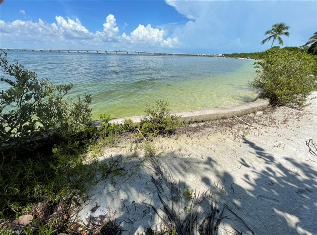 1028 Bayview DR, SANIBEL FL 33957-6