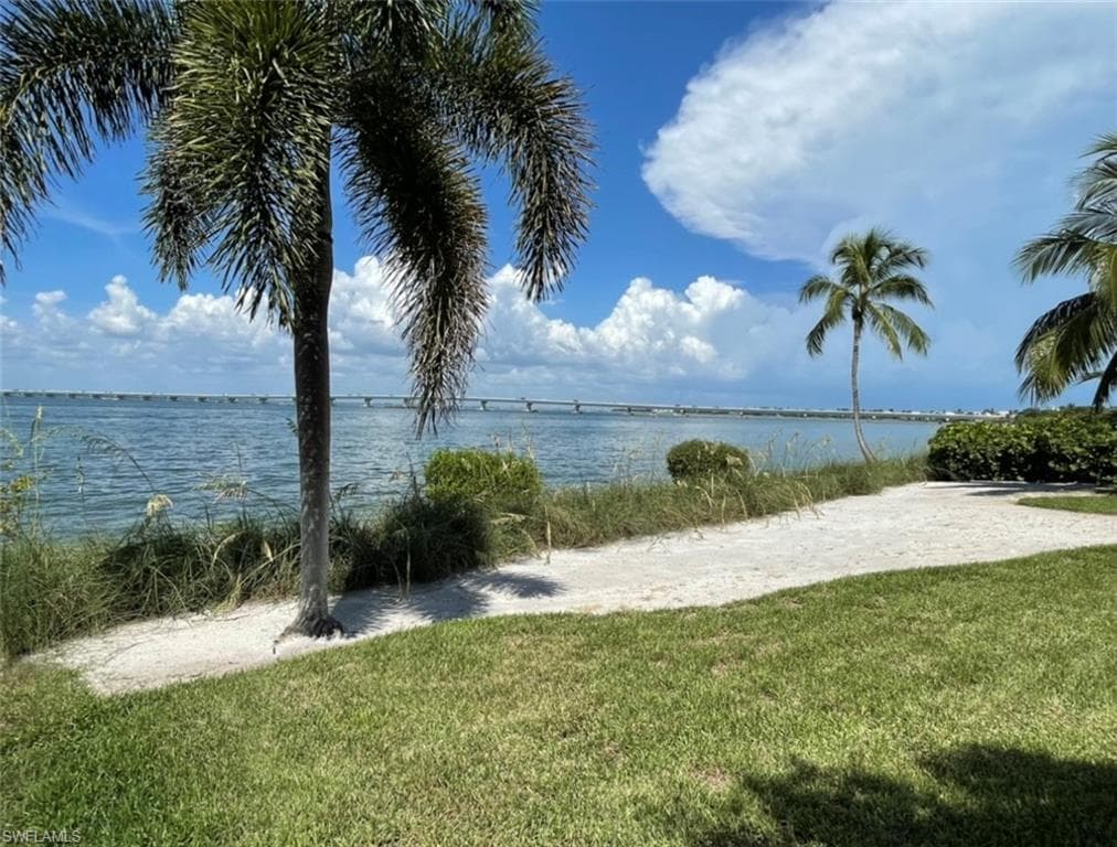 1028 Bayview DR, SANIBEL FL 33957-2