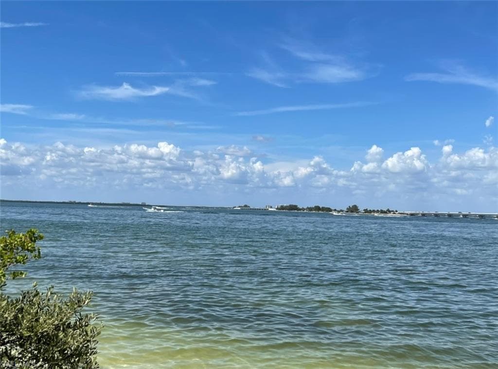 1028 Bayview DR, SANIBEL FL 33957-4