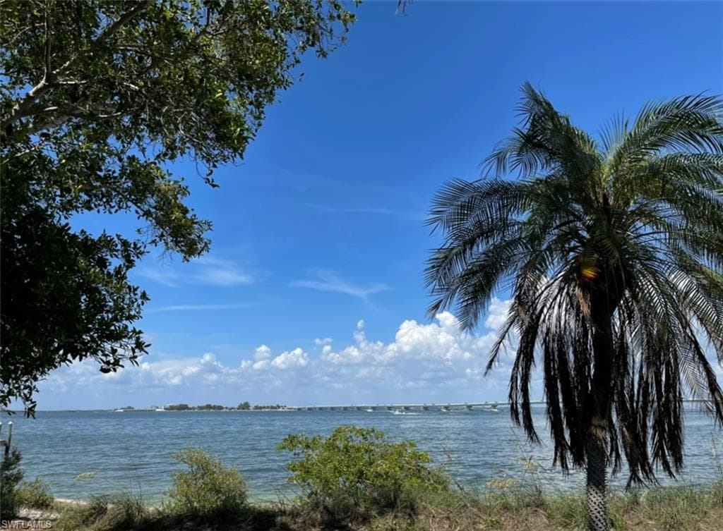1028 Bayview DR, SANIBEL FL 33957-8