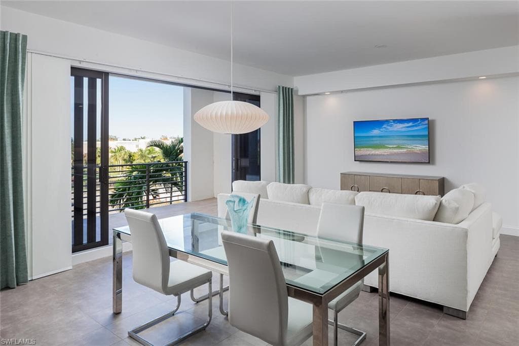 1111 Central AVE # 412, NAPLES FL 34102-1