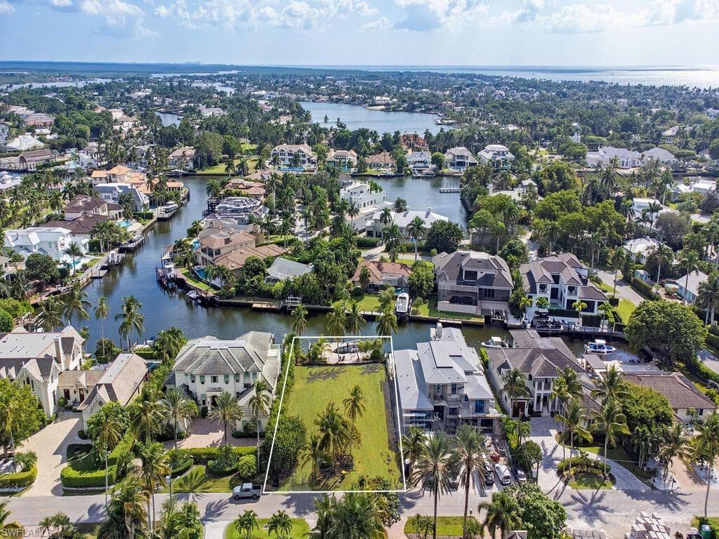 688 21st AVE S, NAPLES FL 34102-5