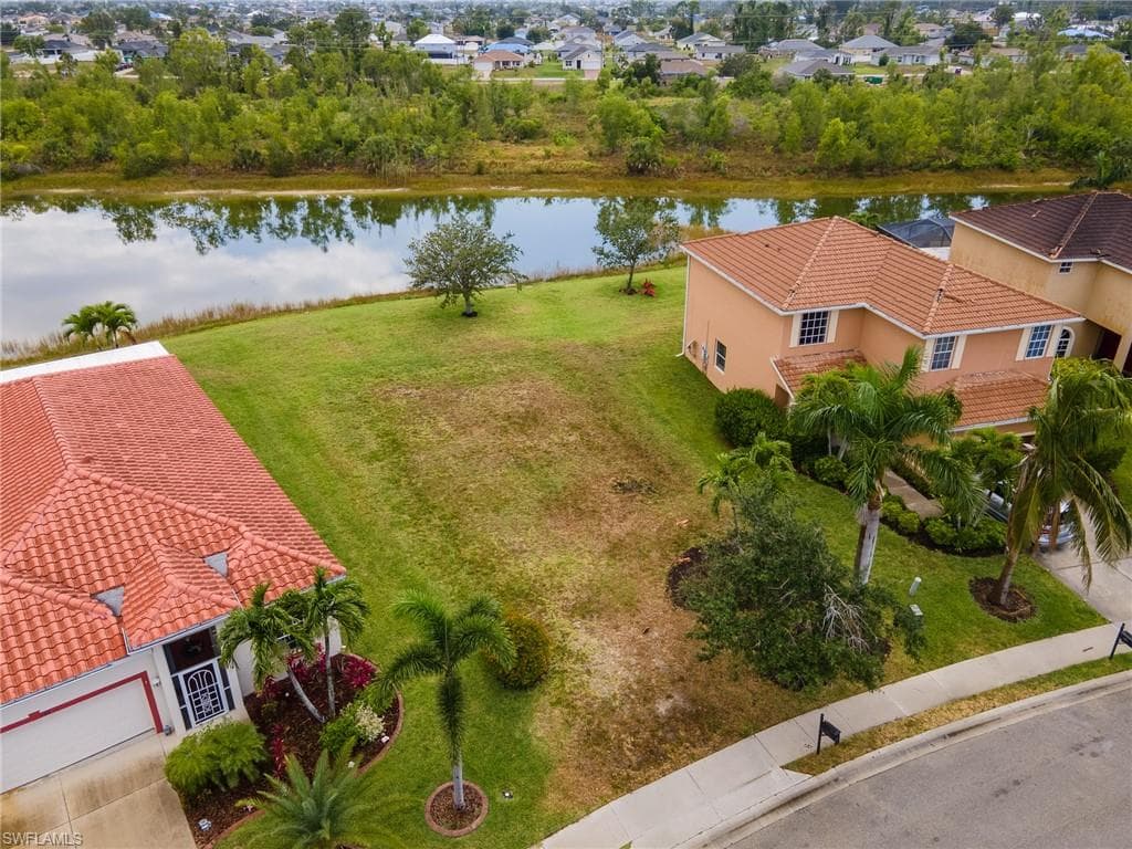 2666 Blue Cypress Lake CT, CAPE CORAL FL 33909-3