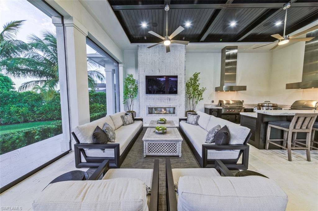 185 CAJEPUT DR, NAPLES FL 34108-37