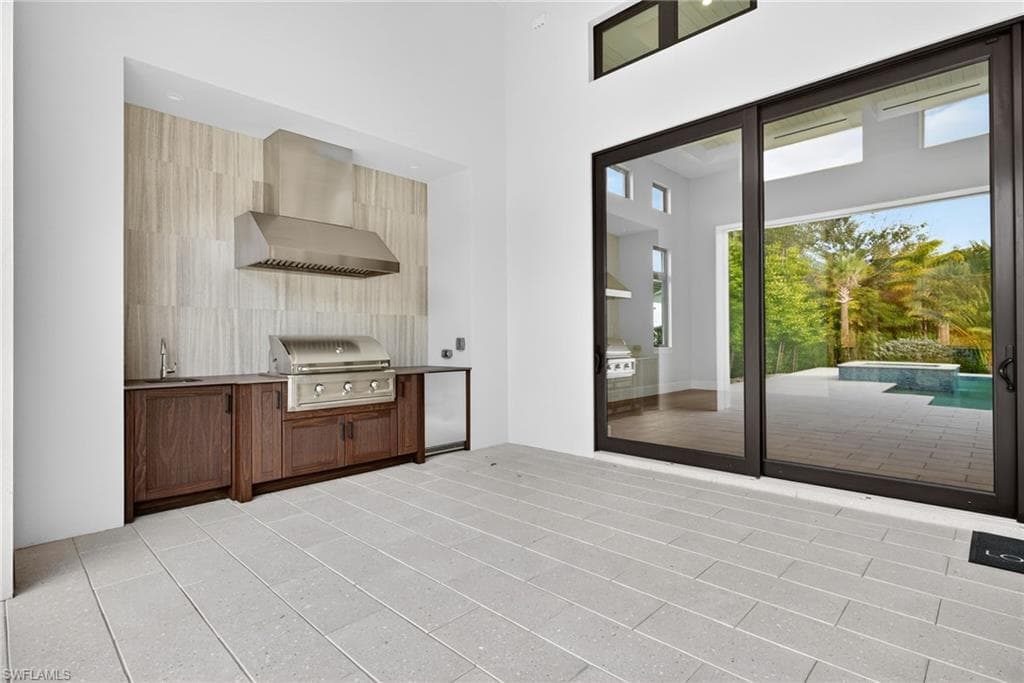 2055 Cambridge Park DR, NAPLES FL 34109-33