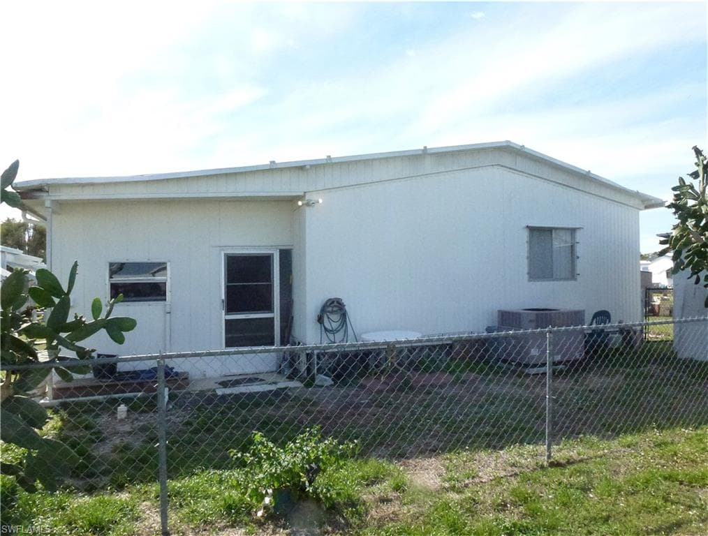 2820 Breezewood DR, NORTH FORT MYERS FL 33917-19