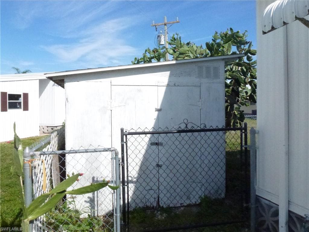 2820 Breezewood DR, NORTH FORT MYERS FL 33917-20