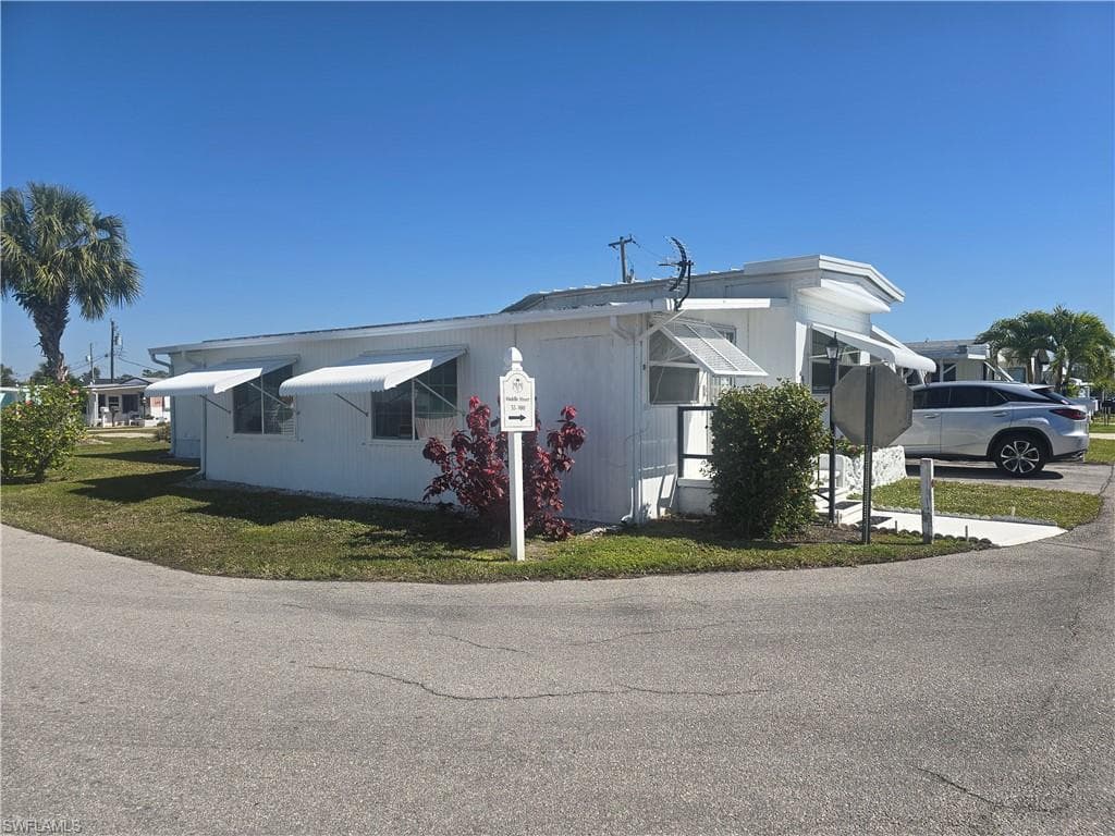 99 Moorhead MNR # 99, NAPLES FL 34112-1