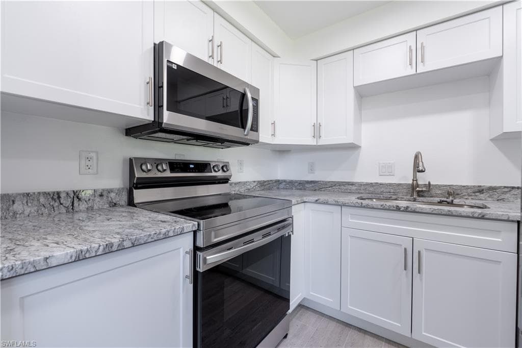 23 Kings RD, NAPLES FL 34112-4
