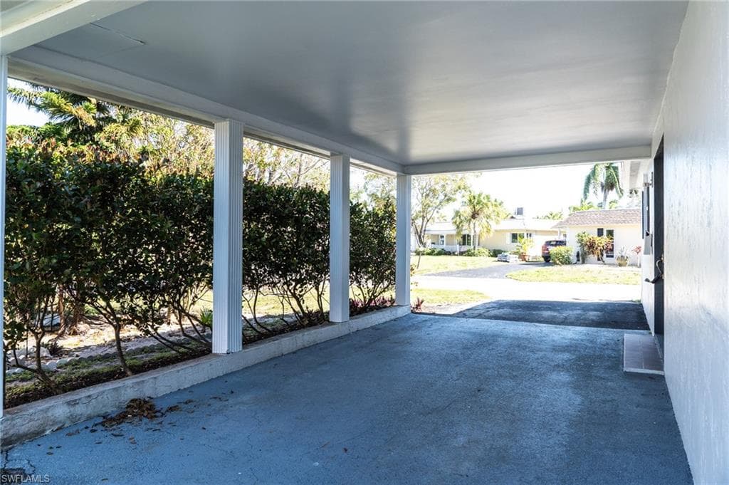 23 Kings RD, NAPLES FL 34112-9