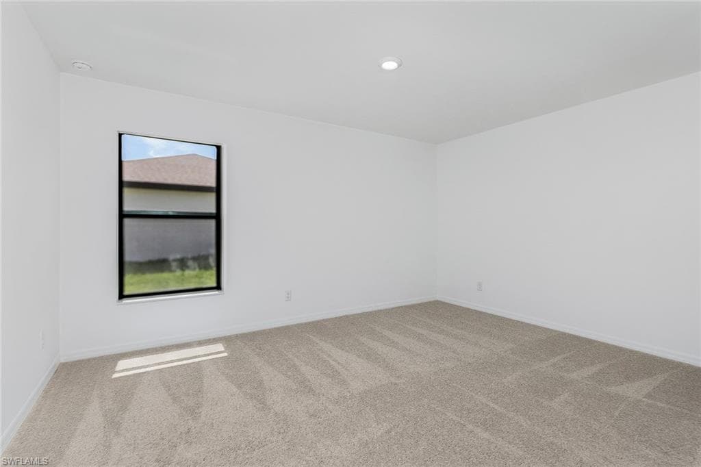 881 Gen D Macarthur AVE-5