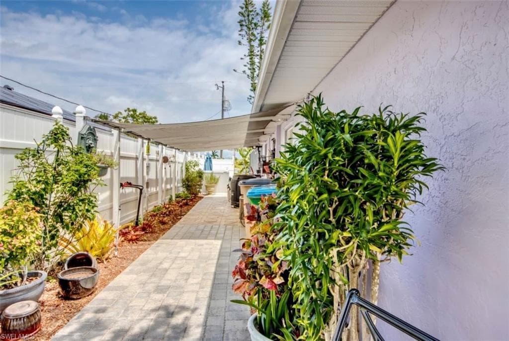 539 W Archer PKWY, CAPE CORAL FL 33904-23