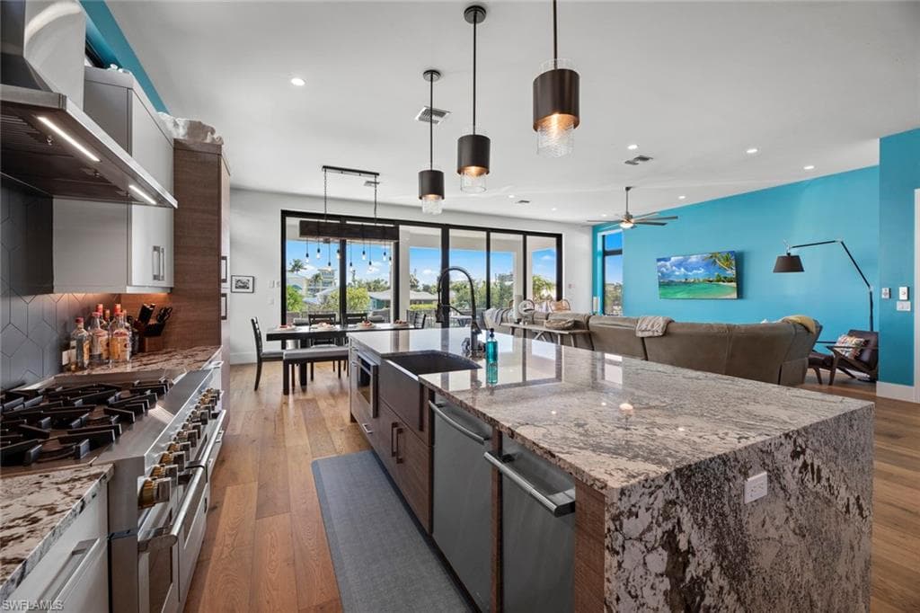 250 Crescent ST, FORT MYERS BEACH FL 33931-10