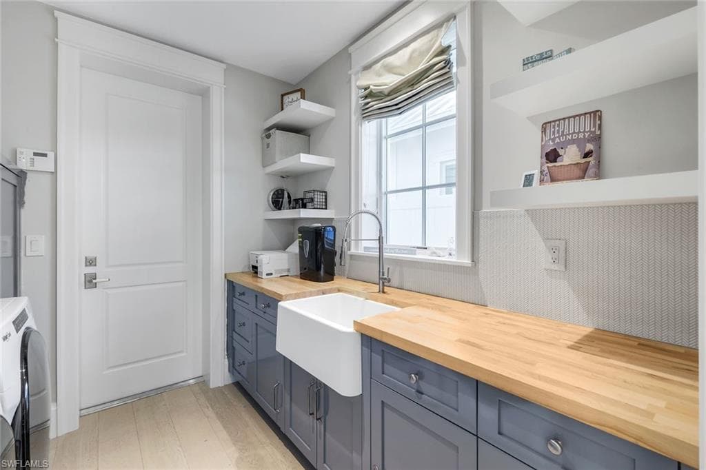 1463 2nd AVE S, NAPLES FL 34102-29