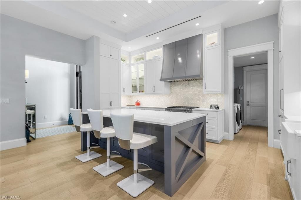 1463 2nd AVE S, NAPLES FL 34102-7