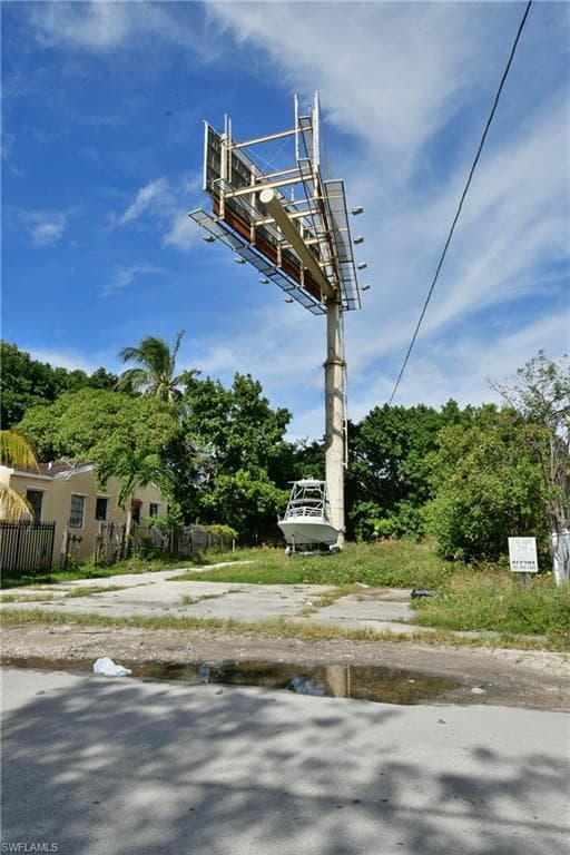 321 NW 37 ST-25