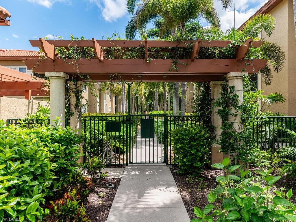 8930 Colonnades CT E # 612, BONITA SPRINGS FL 34135-32