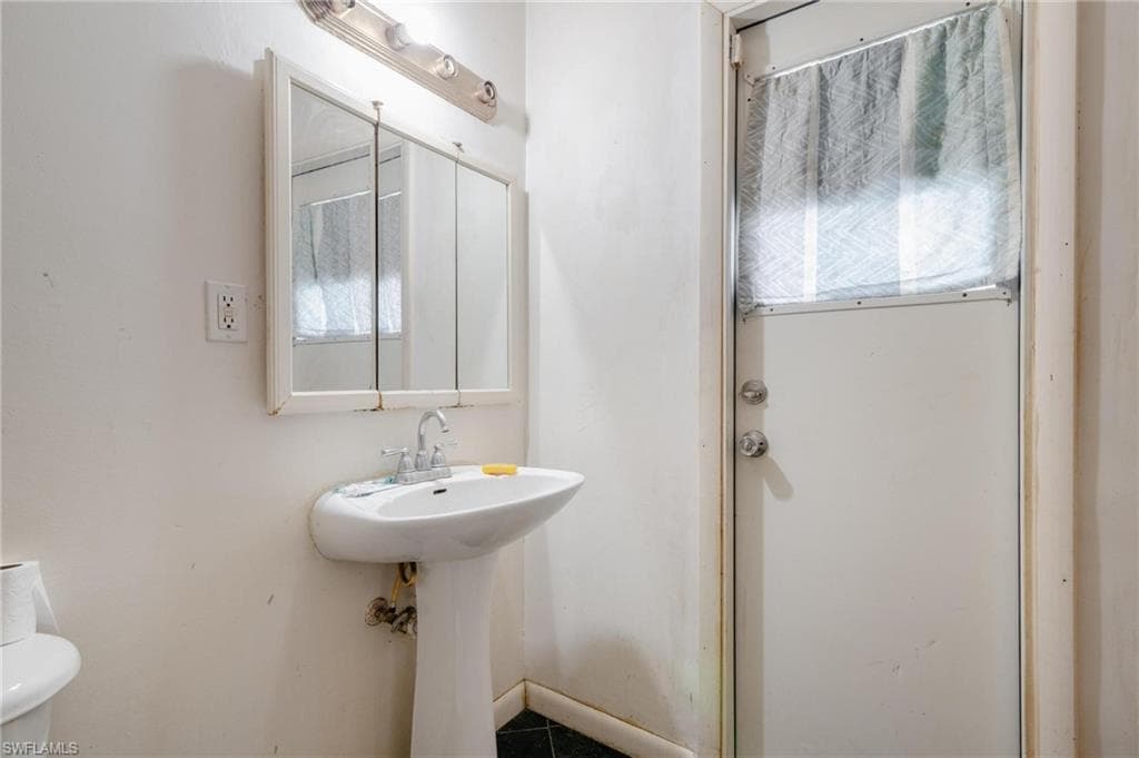 1208 Barnsdale ST-31