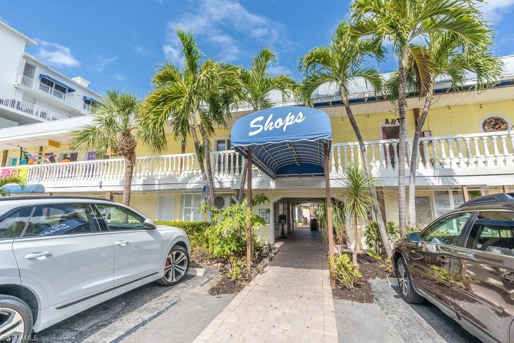 10 Tampa PL # 203, MARCO ISLAND FL 34145-29