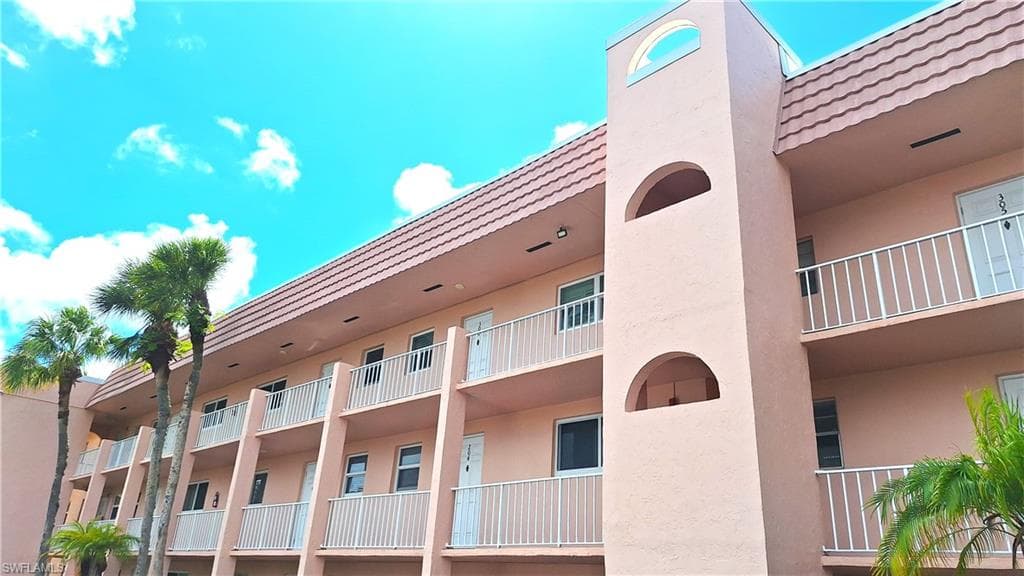 160 Turtle Lake CT # 204, NAPLES FL 34105-1