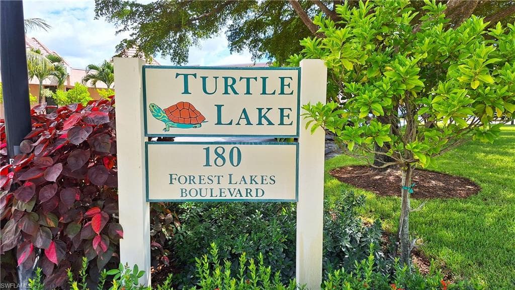 160 Turtle Lake CT # 204, NAPLES FL 34105-12