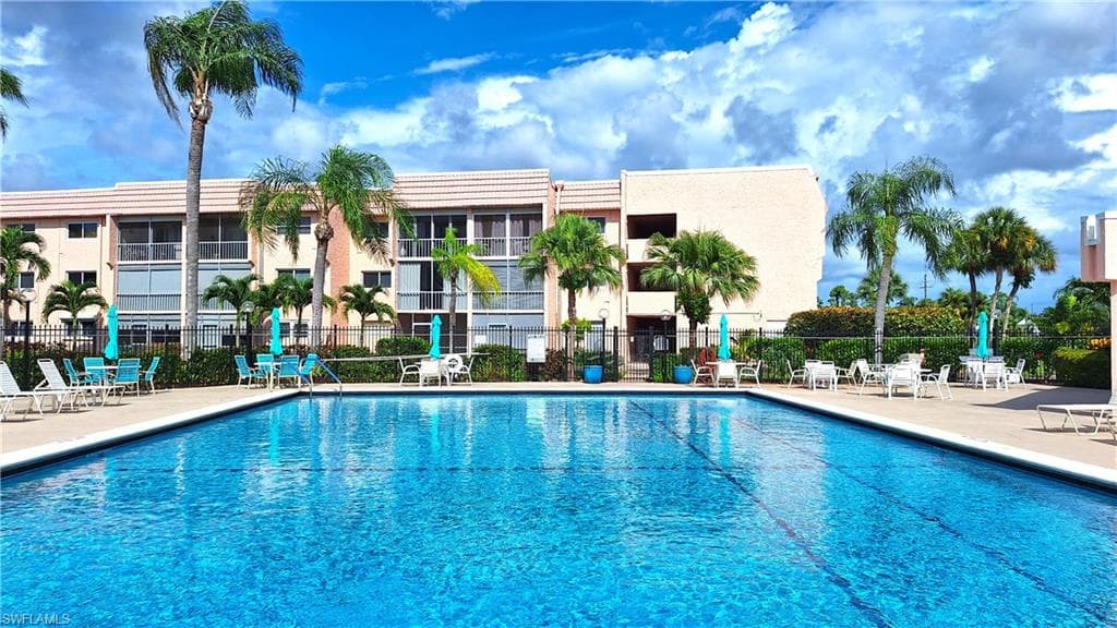 160 Turtle Lake CT # 204, NAPLES FL 34105-16