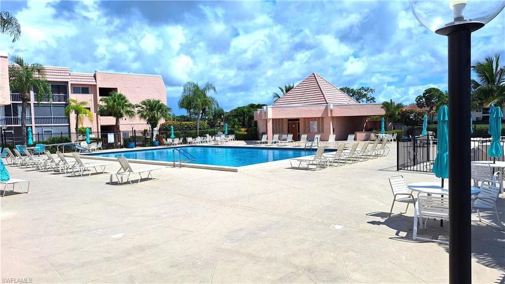 160 Turtle Lake CT # 204, NAPLES FL 34105-15