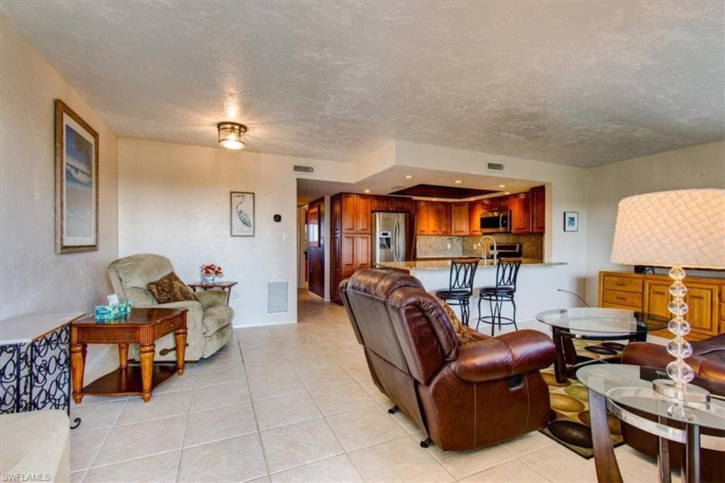4906 Victoria DR # 413, CAPE CORAL FL 33904-1