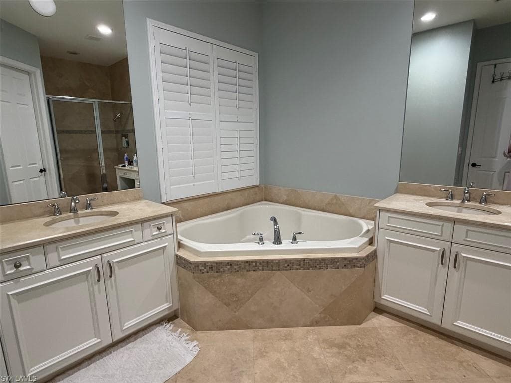 3195 Pacific DR, NAPLES FL 34119-13