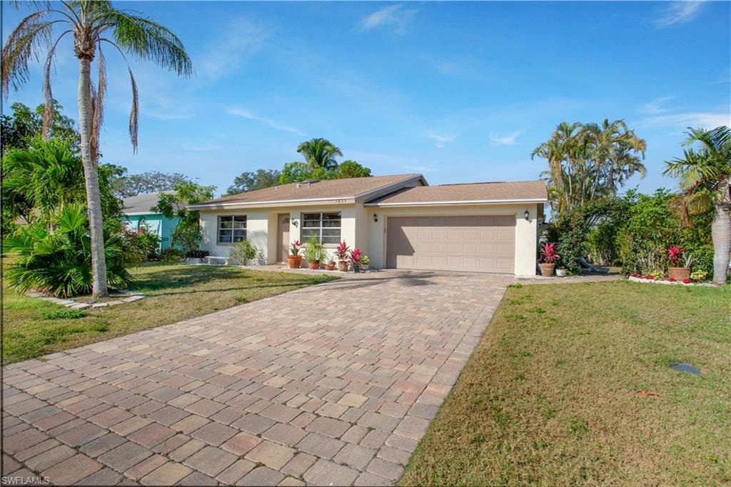 1039 Cardinal ST, NAPLES FL 34104-26