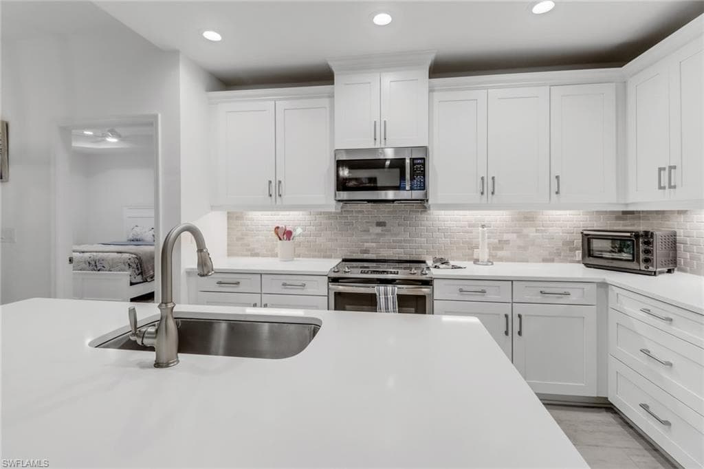 6953 Avalon CIR # 1801, NAPLES FL 34112-6