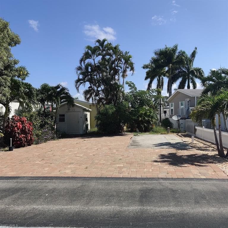 5628 Red Bird LN, FORT MYERS FL 33908-15
