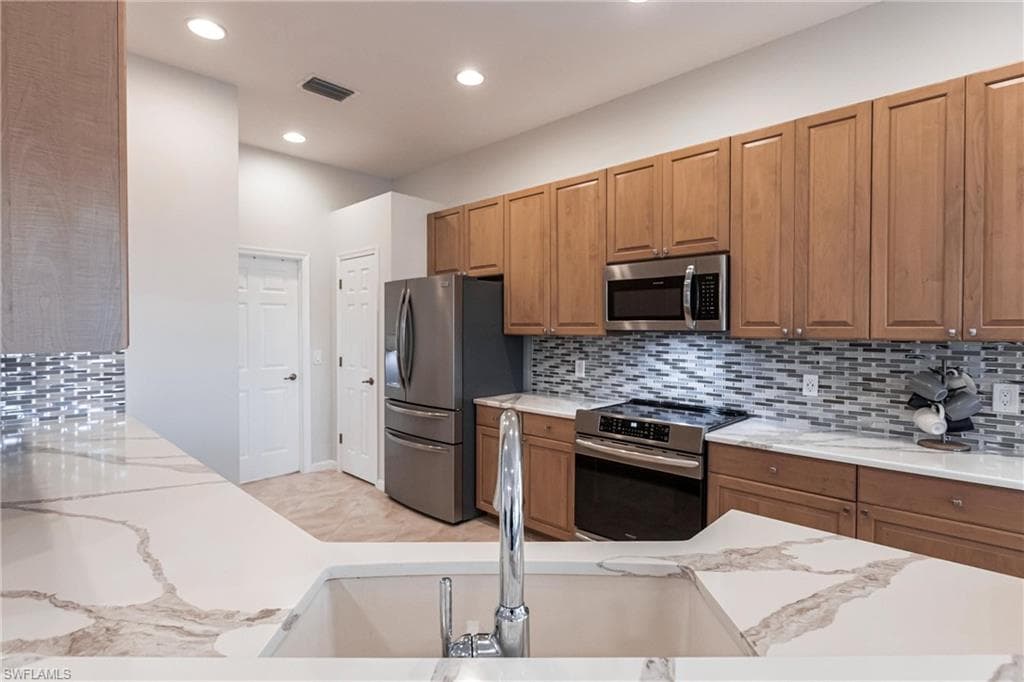 3920 Lakeview Isle CT, FORT MYERS FL 33905-11