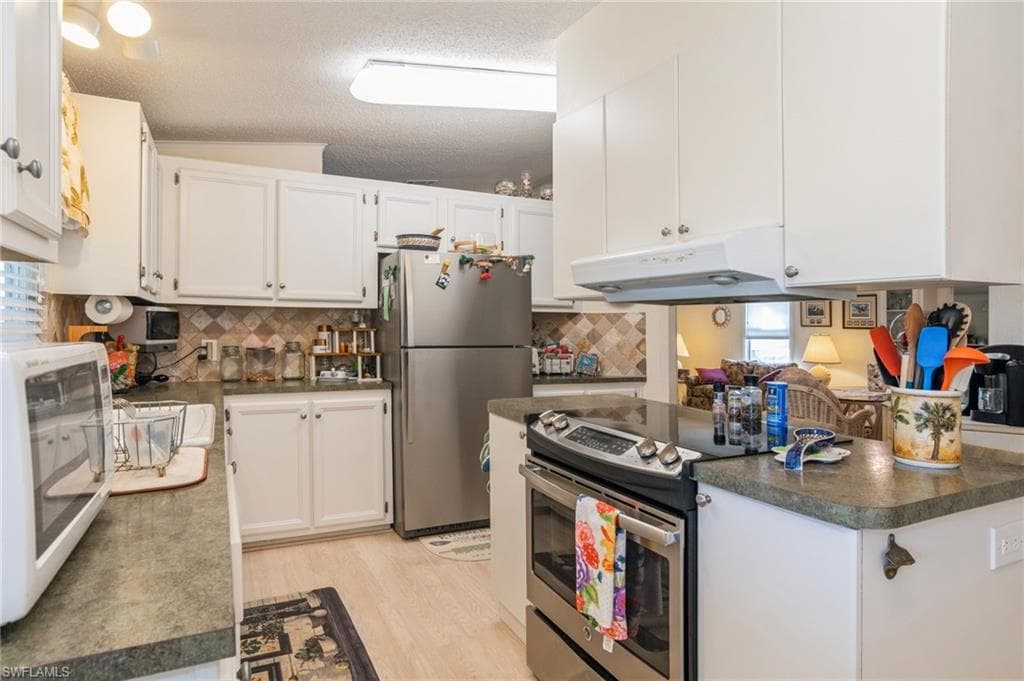 204 Grosbeak LN, NAPLES FL 34114-5