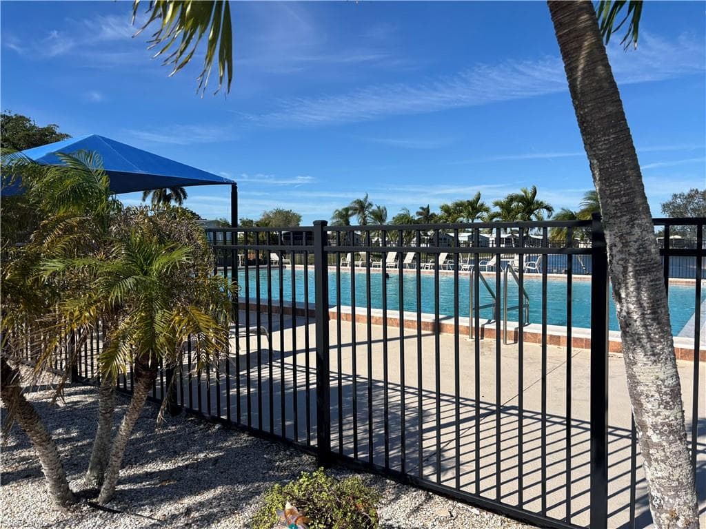 204 Grosbeak LN, NAPLES FL 34114-20