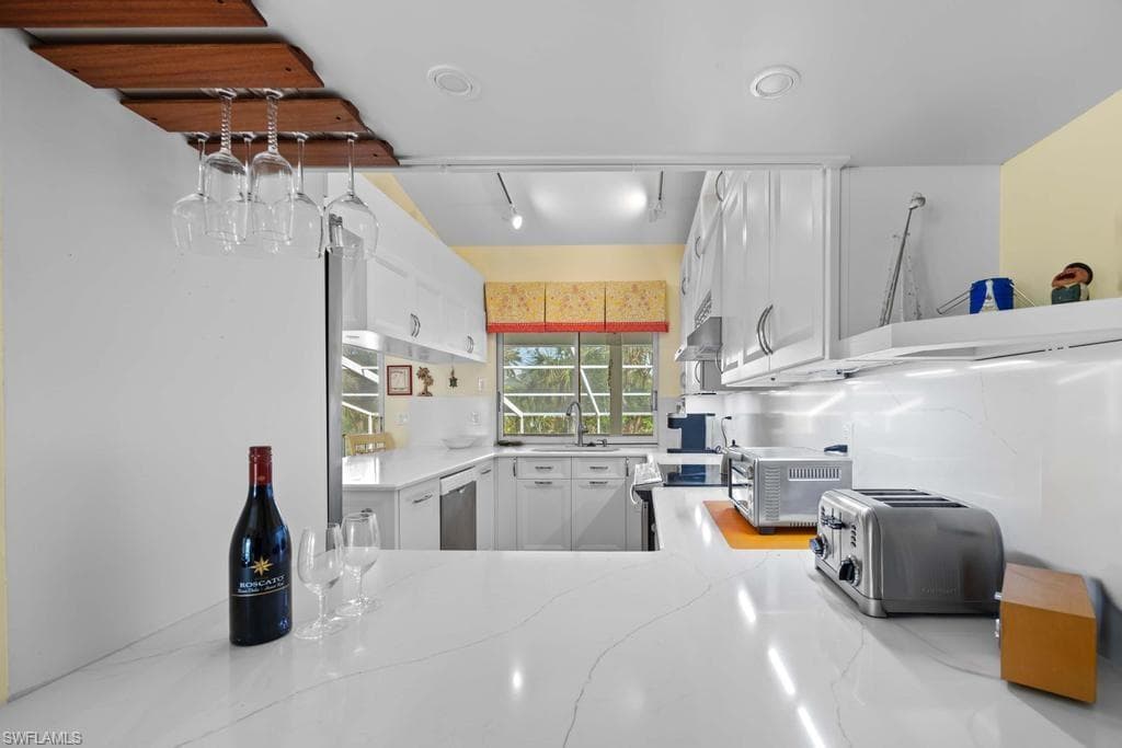 702 Pyrula AVE, SANIBEL FL 33957-14