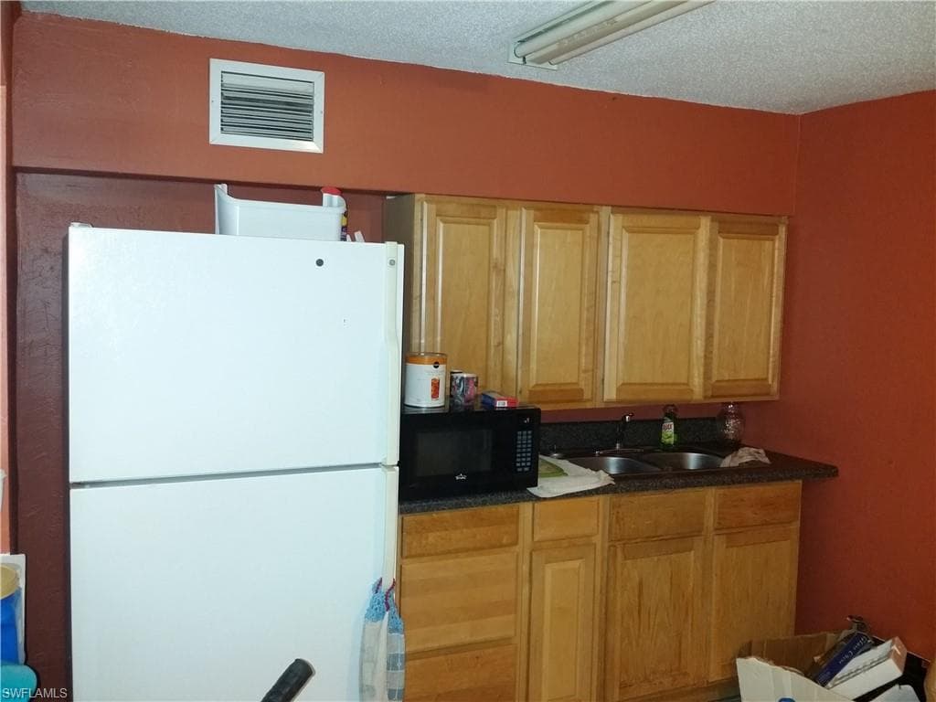 950 Lakeview DR, NORTH FORT MYERS FL 33903-11