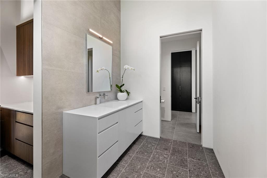 107 Myrtle RD, NAPLES FL 34108-40