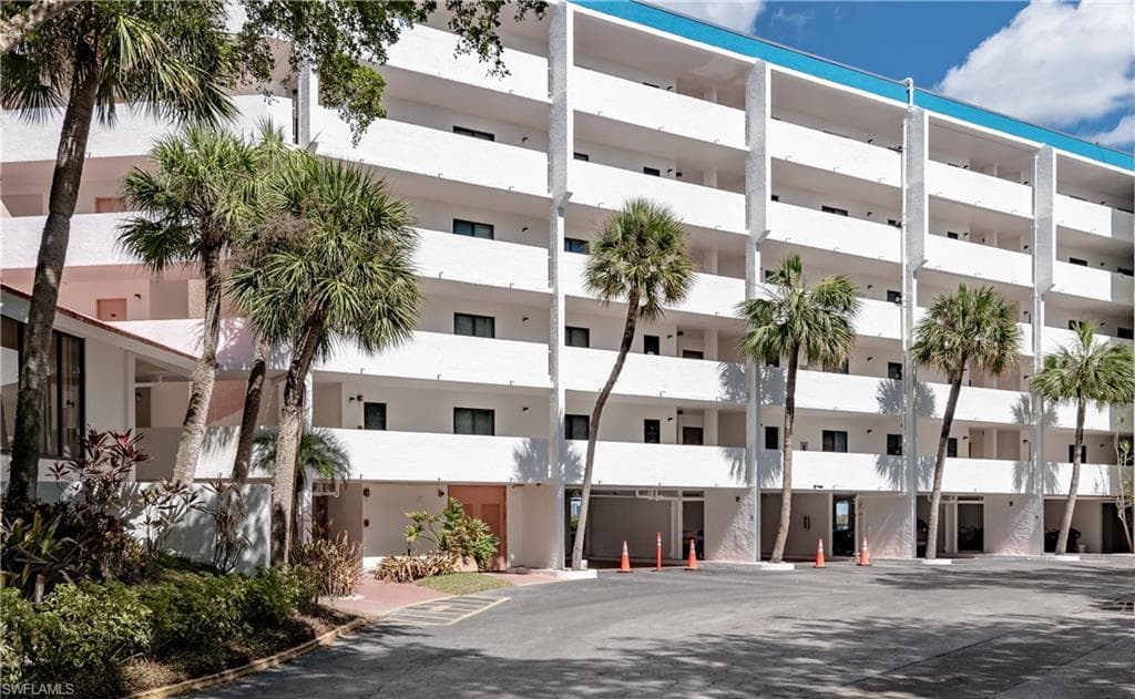 1085 Bald Eagle DR # B305, MARCO ISLAND FL 34145-16