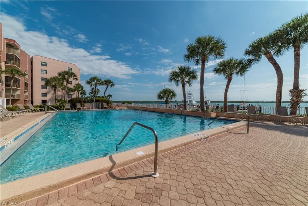 1085 Bald Eagle DR # B305, MARCO ISLAND FL 34145-19
