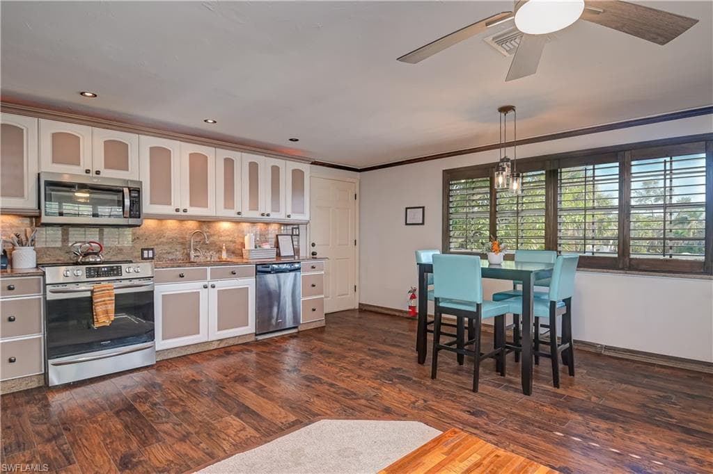 115 Eucalyptus CT, FORT MYERS BEACH FL 33931-11