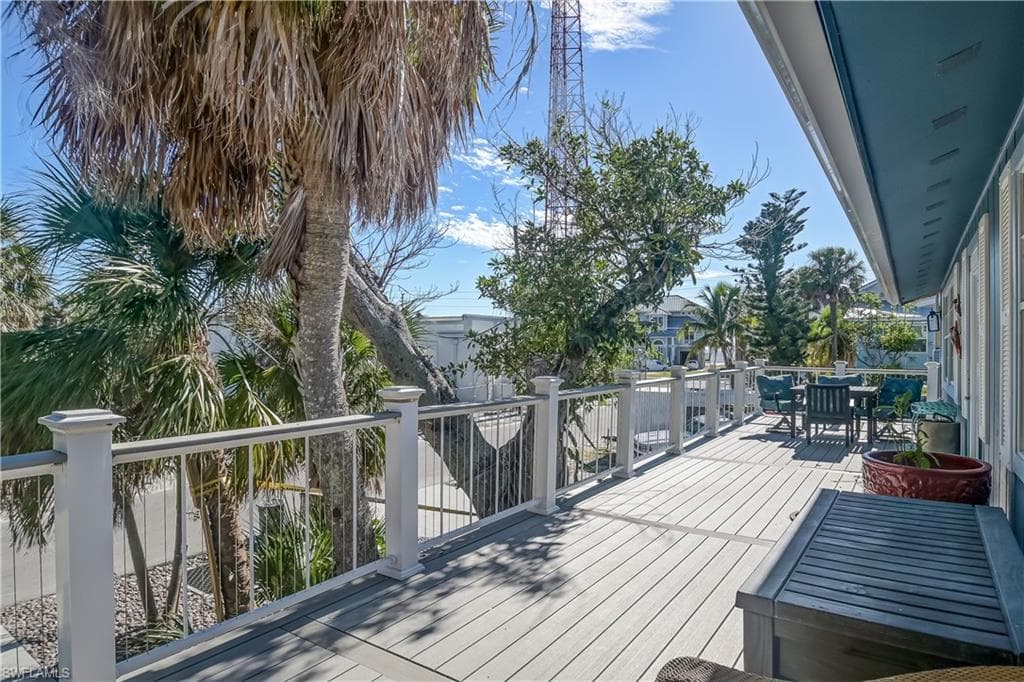 115 Eucalyptus CT, FORT MYERS BEACH FL 33931-4