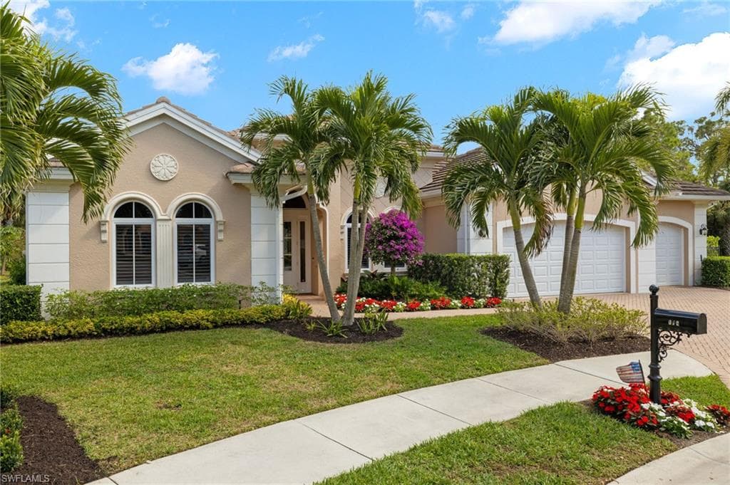 372 Cypress WAY W, NAPLES FL 34110-1