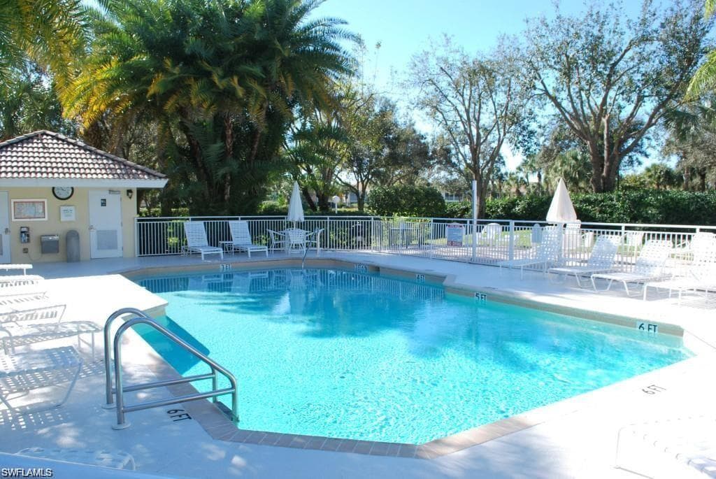 1585 Winding Oaks WAY # 203, NAPLES FL 34109-1