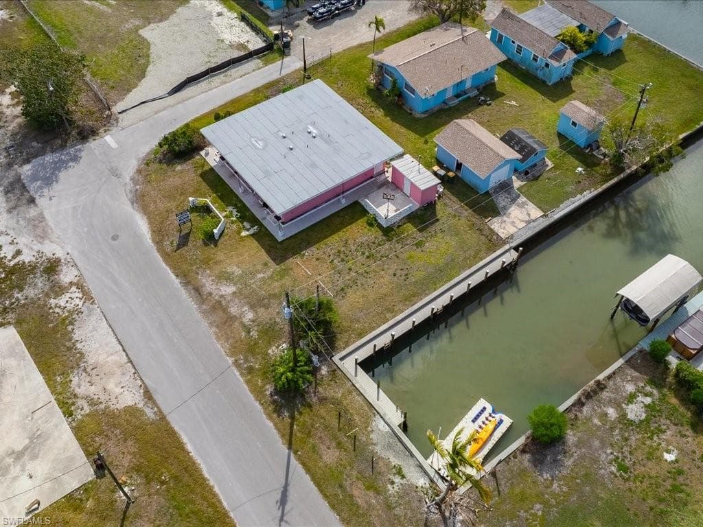 107 East AVE, GOODLAND FL 34140-5