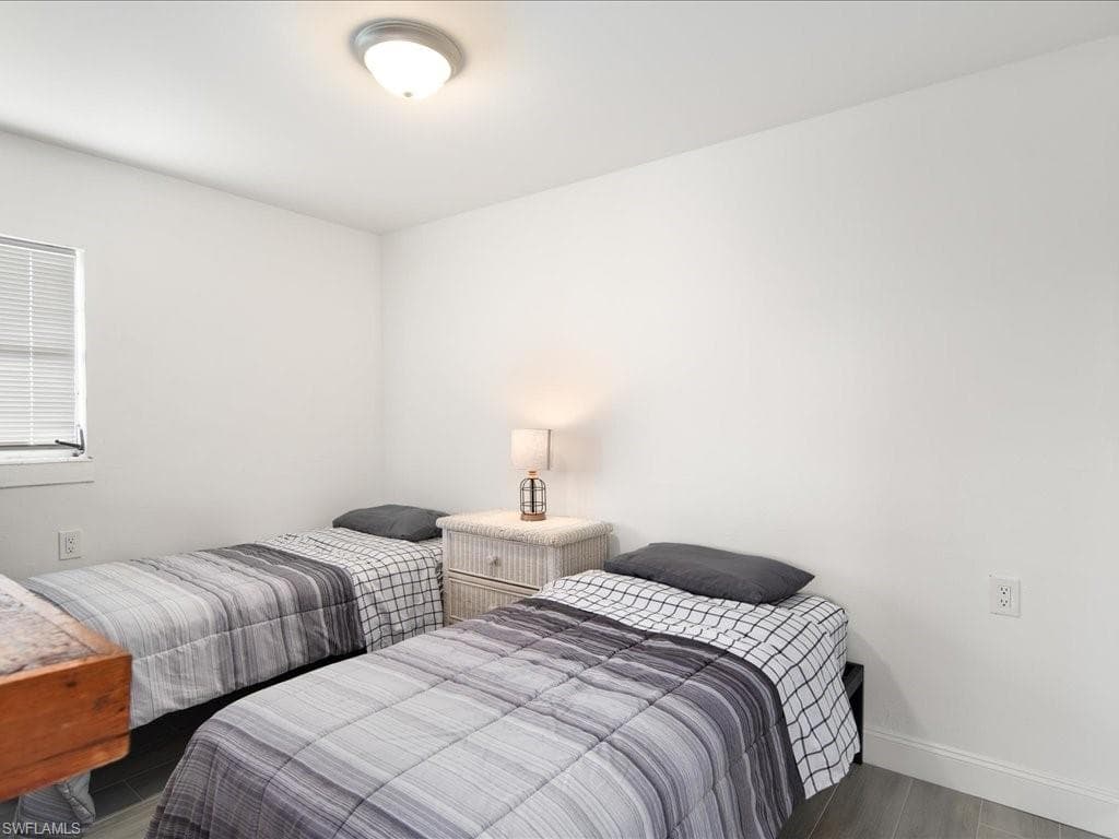 107 East AVE, GOODLAND FL 34140-15