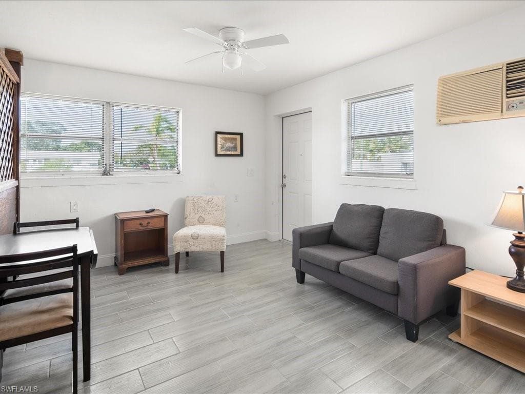 107 East AVE, GOODLAND FL 34140-11