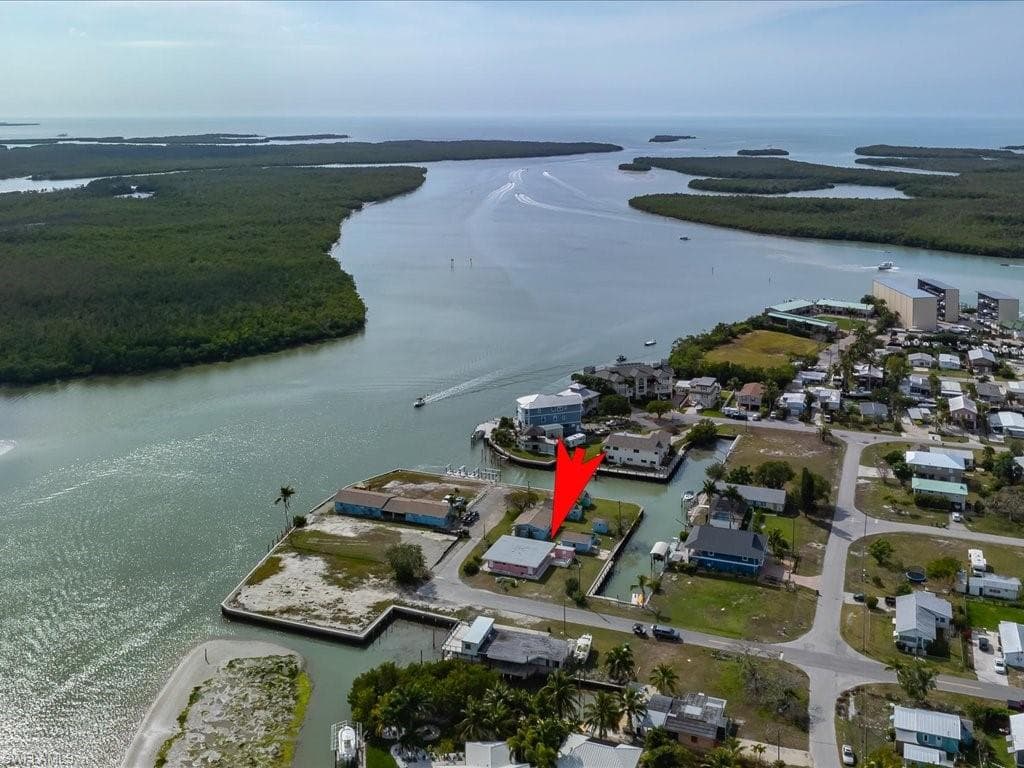107 East AVE, GOODLAND FL 34140-2